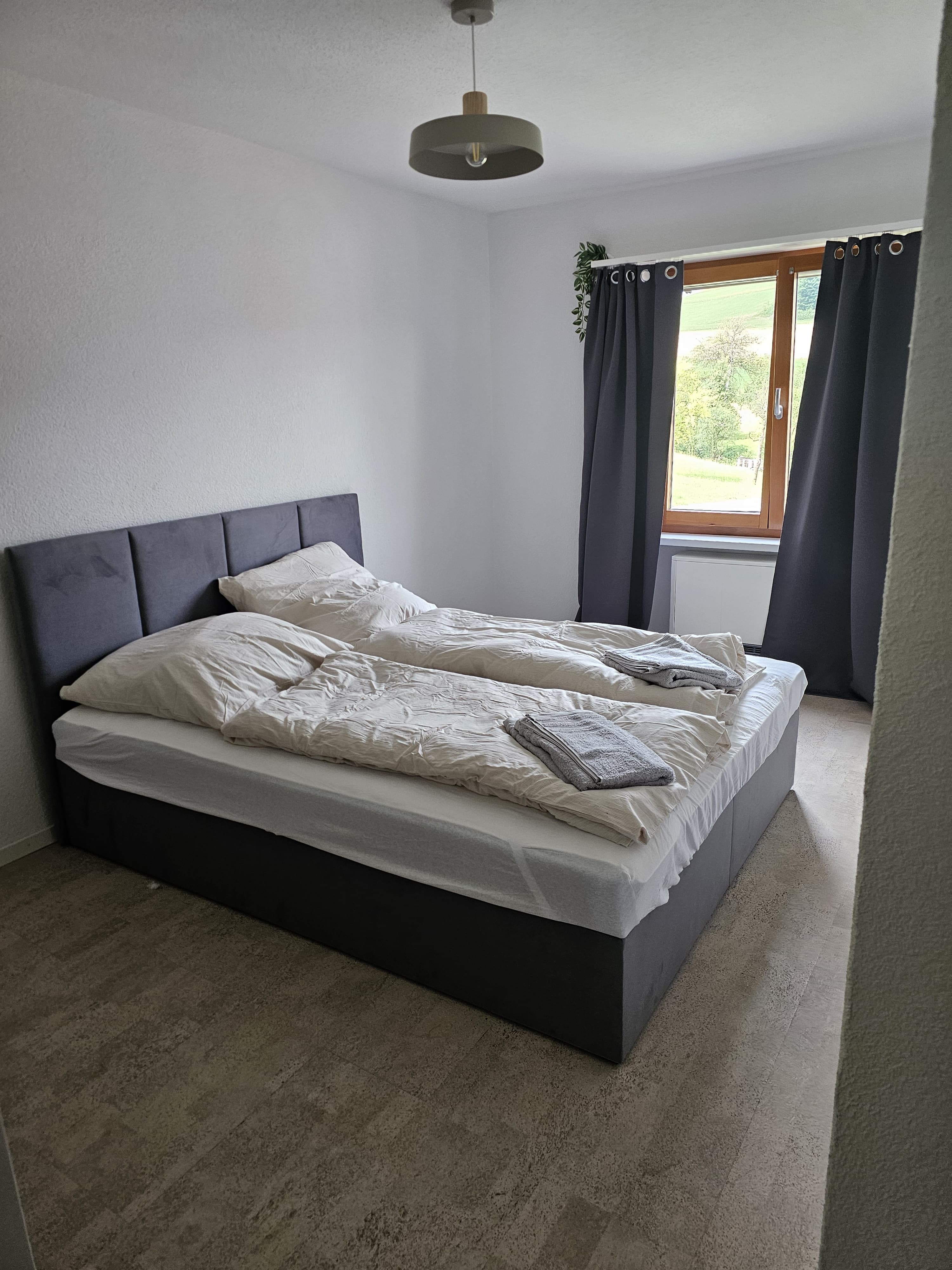 Geräumiges Schlafzimmer mit Kingsize-Doppelbett