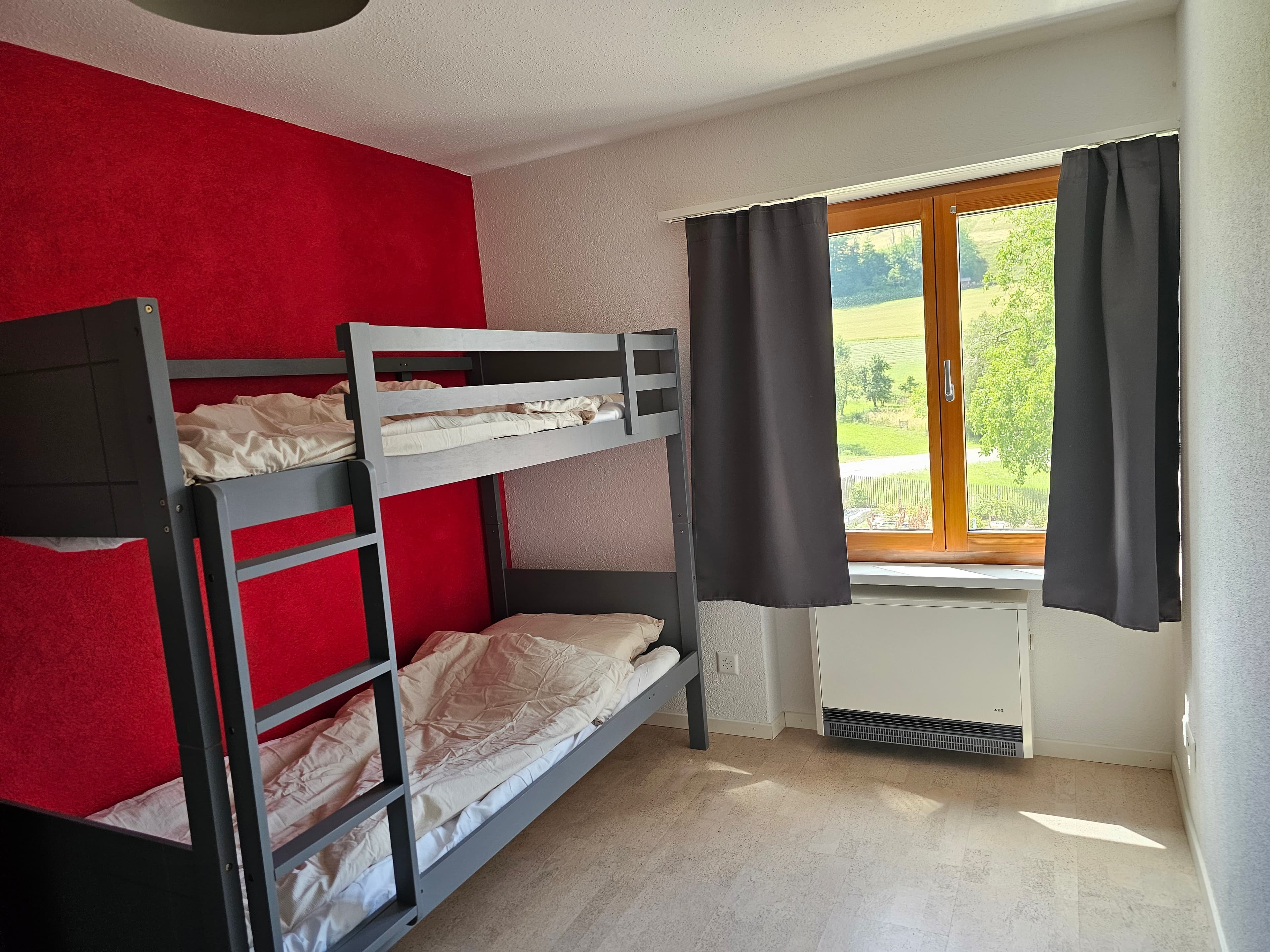 Kinderzimmer mit Etagenbett und farbigem Akzent
